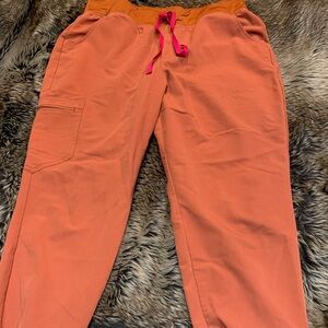 Zamora Jogger Scrub Pants
Limited color terracotta and pink size XL/P